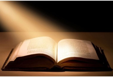 Khám Phá Kinh Thánh: Hành Trình Ngàn Năm Qua Những Trang Sách Thánh